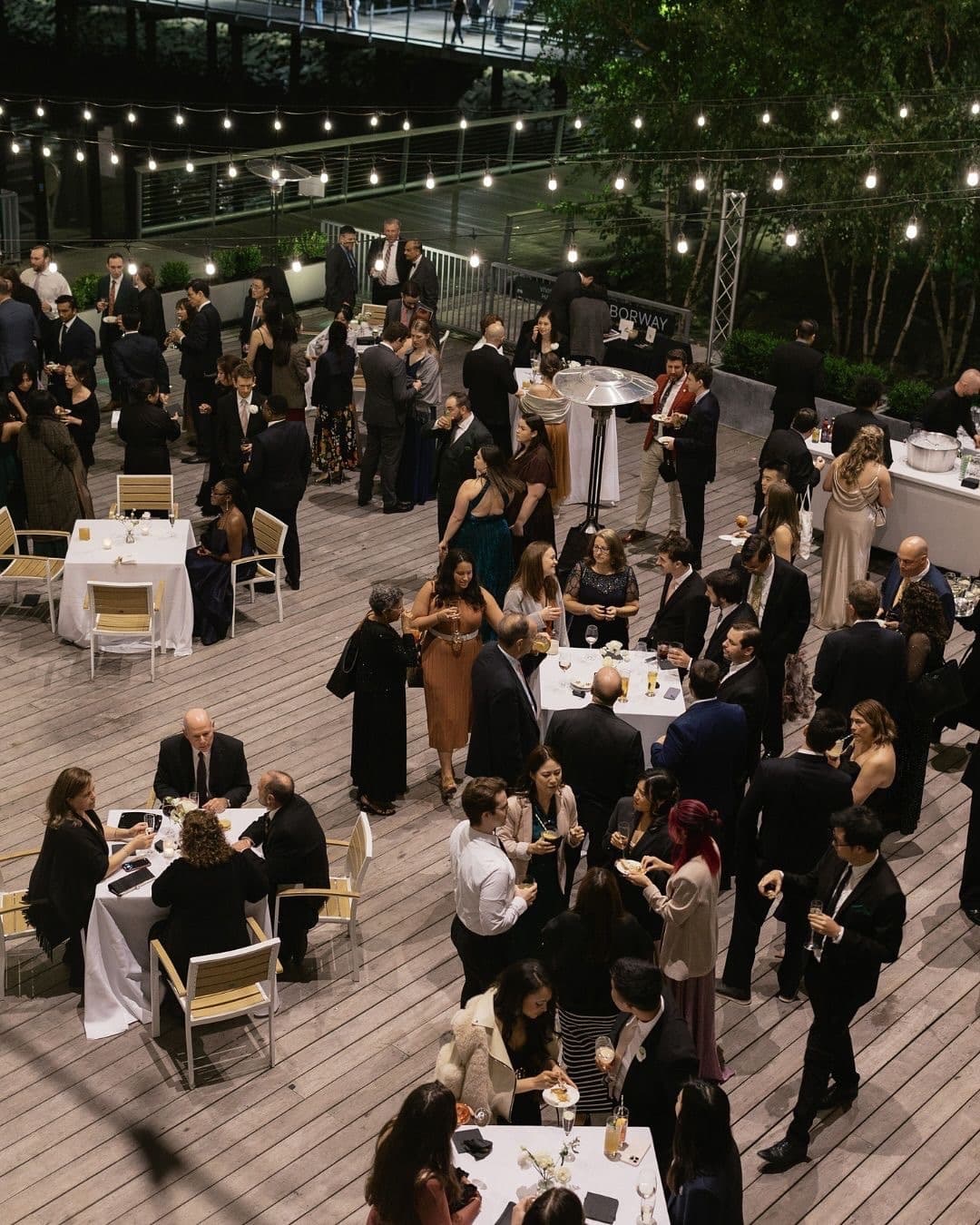 Invités souriants à une table de dîner de gala