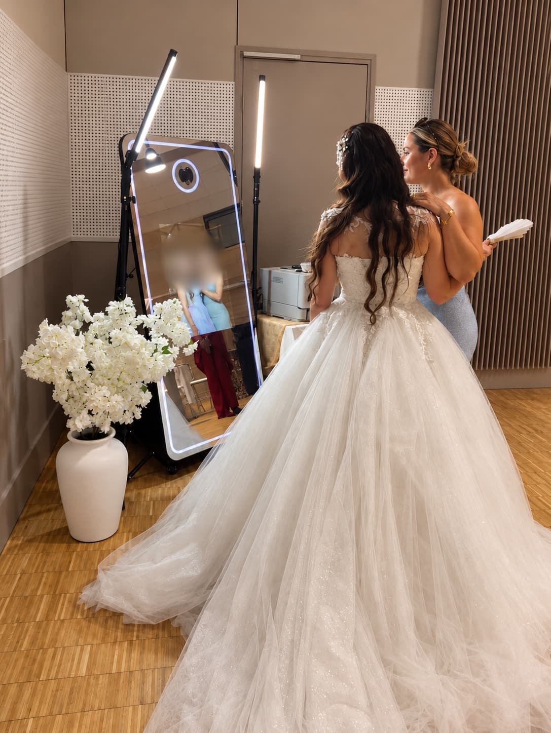 Une jeune femme sourit à son reflet dans un miroir rond