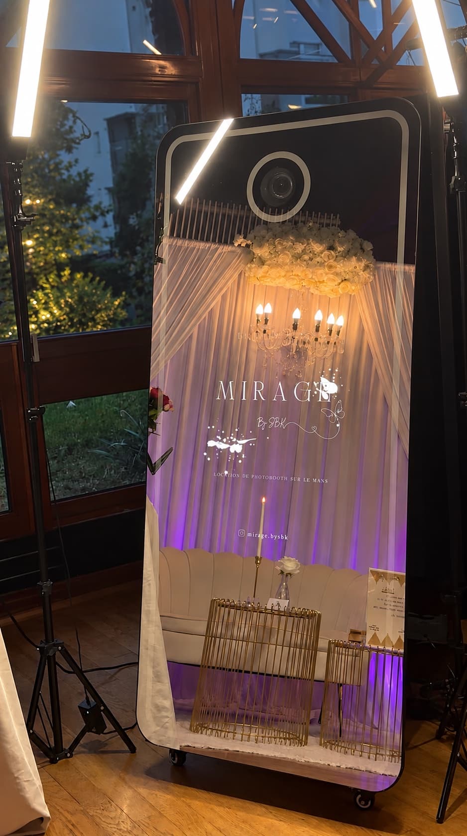 La mariée, portée par un invité, lève les bras en fin de soirée